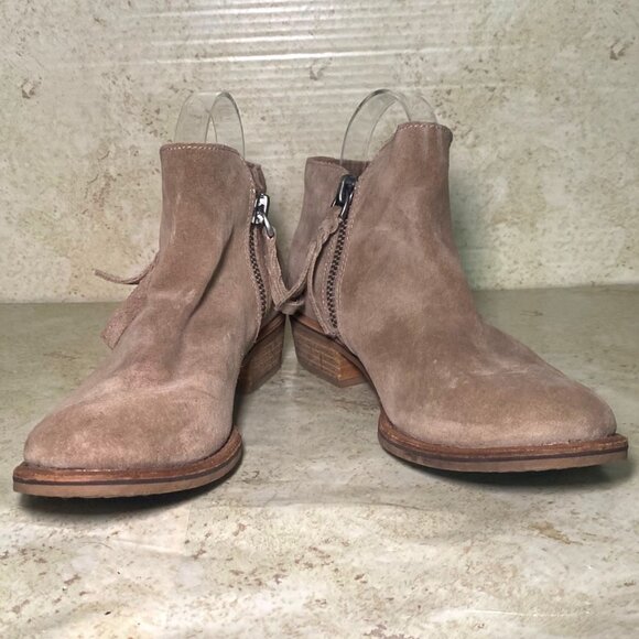 Dolce Vita Taupe Suede Ankle Boots Side Zipper Stacked Heel Western Boho Casual - Picture 1 of 9